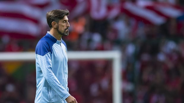 Veljko Paunovic dirigiendo a Chivas ante Toluca